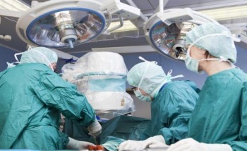 القنفذة: جراحة ناجحة لاستبدال مفصلين لمريضة