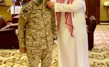 بالصور.. خالد بن سلمان يقلد الدكتور بن عثيمين رتبة لواء