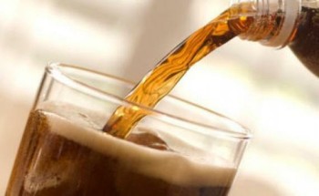 هل المشروبات الغازية تساعد على الهضم أثناء تناول الوجبات الدسمة؟.. “الصحة” تجيب