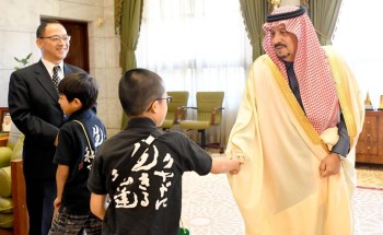 أمير منطقة الرياض يستقبل المستشار بالسفارة اليابانية وعدداً من طلاب المدرسة اليابانية