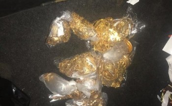 اشتباه أمني يقود لضبط وافد يخبئ 6 كيلو ذهب وآلاف الريالات داخل سيارته (صور)