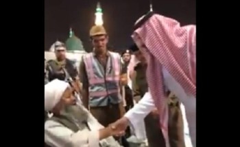 شاهد.. فيصل بن سلمان يتجول في ساحات المسجد النبوي الشريف ويلتقي زائراً آسيوياً مسناً