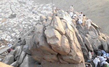 سقوط صخرة من أعلى جبل غار حراء بمكة يودي بحياة معتمرة