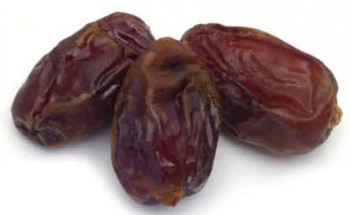 مواطن يوثق اكتشاف «عقرب صغير» في رأس تمرة (صورة)