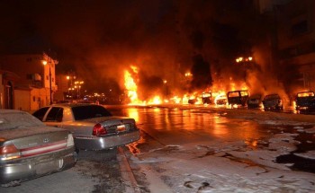 بالصور.. تبوك تستيقظ على حادثـة مروعة.. انقلاب ناقلة وقود يتسبب في مصـرع قائدها واحتراق 18 سيارة