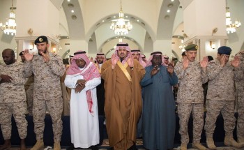 سمو نائب أمير الرياض ينقل تعازي القيادة لأسرتي الشهيدين “محزري وعلم”