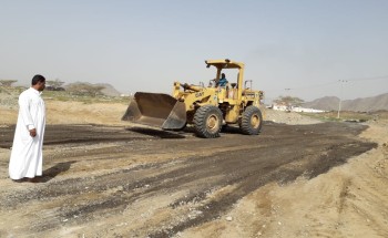 بلدية محافظة خليص تقوم بتمهيد ومسح الطرق المتضررة بوادي ستارة