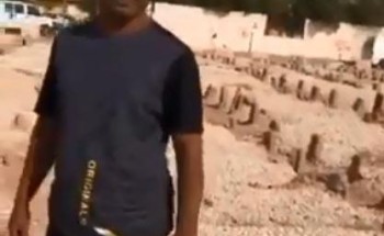 شاهد.. وفاء عاملين من جنسية آسيوية يزوران قبر كفيلهما أسبوعياً منذ وفاته قبل عام لهذا السبب