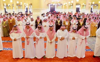 أمير منطقة الرياض يؤدي صلاة الميت على الأميرة حصة بنت سعود -رحمها الله-