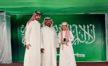 جوال هدية لأول طالب وضع قدمه داخل مدرسة بالأفلاج مع بداية العام الدراسي الجديد