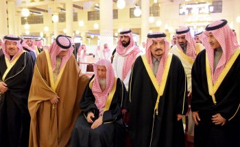 أمير منطقة الرياض يؤدي صلاة الميت على الأمير فيصل بن بدر بن فهد رحمه الله