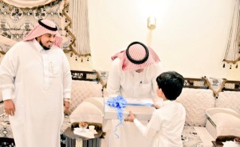 مدير تعليم جازان يزور طالباً هاجمته الكلاب الضالة بصامطة