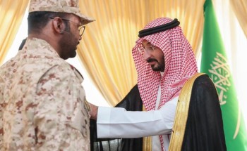 “بالصور” وزير الحرس الوطني يقلد ضابطين أصيبا في الحد الجنوبي أنواط الشرف والمعركة والشجاعة