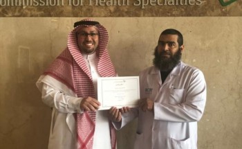 رئيس اللجنة المحلية للهيئه السعوديه للتخصصّات الصحيه بالشرقية يكرم ” الدوسري “
