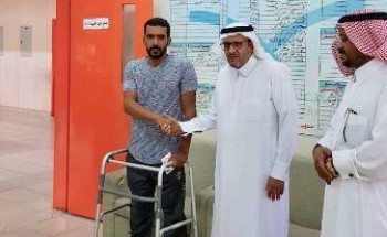 تبوك: معلم يقطع إجازته المرضية ويحضر للمدرسة مع بدء العام الدراسي مستنداً على عكازه