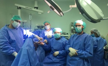 مستشفى أبها للولادة والأطفال ينهي معاناة طفل من التهاب صديدي مزمن