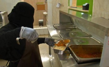 “العمل” تغرم منشأة 40 ألف ريال لقيامها بتشغيل سعوديات مع وافدين في مكانٍ واحد