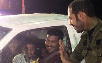 أمن الطرق »بـمركز رجامة» شمال حائل  يوزع فرحة العيد على العابرين بسياراتهم