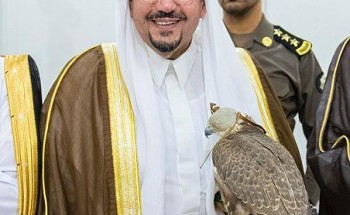 أمير القصيم يحمل صقراً في يده خلال مهرجان للصقور بالأسياح.. ويوجه بإقامة سوق للطيور النادرة
