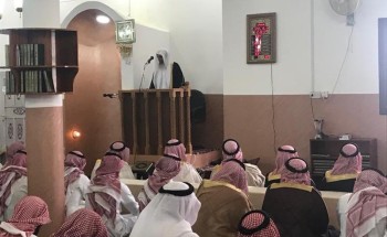 صور.. أمير عسير يصلي الجمعة خلف إمام النماص المطعون ويعزيه في وفاة والده