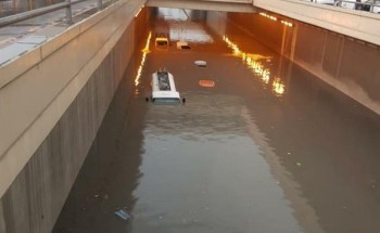 «بالفيديو» سحابة غريبة في سماء الدمام.. والأمطار تغمر السيارات وتغلق نفقاً بطريق الملك فهد