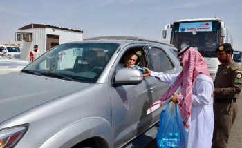 محافظة ضرية تواصل توزيع عبوات المياه المبردة على الحجاج