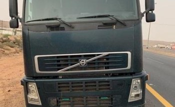 فيديو وصور.. الإطاحة بسائق شاحنة تخطى الرصيف بشكل مخالف بأحد أحياء الرياض