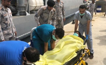 حرس الحدود يخلي مريض من على متن منصة عائمة في البحر الأحمر