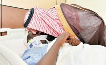 أمير نجران يزور جنديين من حرس الحدود أصيبا بالحد الجنوبي