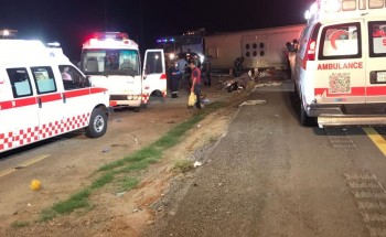 الهلال الأحمر السعودي يباشر حادث انقلاب حافلة وينتج عنه ٥٢ حالة على طريق مكة بمنطقة الرياض