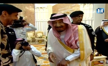 تواضع القائد مع جنوده.. شاهد ملاطفة الملك سلمان لمدير عام المجاهدين