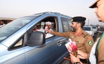 صور.. رجال المرور بالمدينة يستقبلون طلائع الحجاج بالورود والهدايا