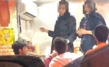 صاحب عربة “الفود ترك” يعتزم مقاضاة مصور الفتاتين ويؤكد أن الجهات الأمنية تبحث عنه