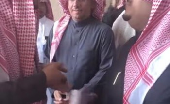 شاهد.. نائب أمير الرياض لمواطن استوقفه لطلب مساعدته: “ولا يهمك.. طال عمرك”