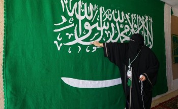 بالصور.. مواطنة تصنع أكبر علم للمملكة من السدو تجذب به أنظار زوار مهرجان الجنادرية 33