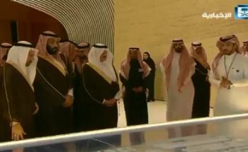 بالفيديو.. ولي العهد يمازح أحد الموظفين خلال تدشين مدينة الملك سلمان للطاقة
