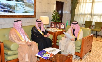 أمير منطقة الرياض يستقبل مدير جامعة الملك سعود وأمين عام لجنة شباب منطقة الرياض الاستشارية