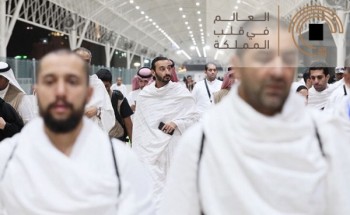 بالفيديو.. نائب أمير مكة يقبل رأس المفتي العام بمسجد نمرة