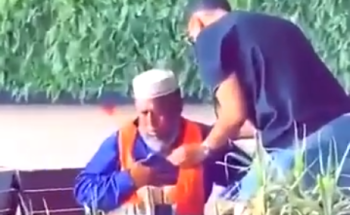 شاهد.. طبيب سعودي يفحص عامل نظافة أعياه التعب ويصطحبه للمستشفى.. ورد فعل مؤثر من العامل