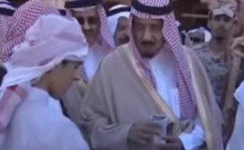 فيديو قديم يوثق ممازحة الملك سلمان لتاجر حطب بحوطة سدير قبل نحو 15 عاماً