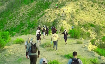 فريق هايكنج السعودية يعتلون قمة جبال الحشر في مسار غابات العرعر