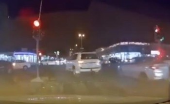 شاهد.. لعدم وجود “ساهر”.. قائدو مركبات يتجاوزون إشارة ضوئية مسببين ربكة مرورية