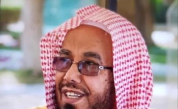 فيديو طريف لشخص يقلد الشيخ “المطلق” في حضوره.. والأخير يعلق