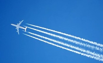 بالفيديو.. “الطيران المدني” يوضح ماهية الخطوط البيضاء خلف الطائرات المحلقة على ارتفاعات عالية