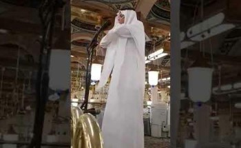 عُين مؤذنا قبل أيام.. بكاء وسجود يتبع أول أذان للشاب “قصاص” في الحرم النبوي