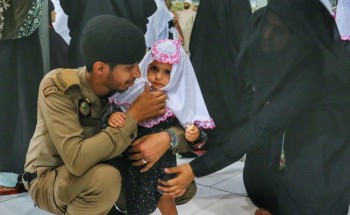 صور ترصد مواقف جميلة لرجال الأمن تجاه ضيوف بيت الله الحرام
