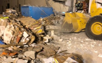 مدني الرس يباشر حادث سقوط جدار أحد الأسواق التجارية