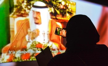 الزوار يتنافسون على توثيق رحلتهم بمعرض “الفهد.. روح وقيادة” عبر الأجهزة الذكية