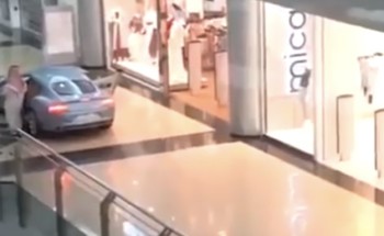 شاهد.. مواطن ثري يستأجر مول بالكامل في الرياض ويتجوّل فيه بسيارته الفارهة