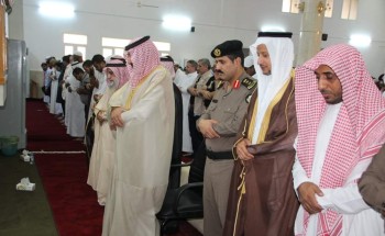 محافظ صامطة “زعلة” يتقدم المصلين في صلاة عيد الفطر المبارك